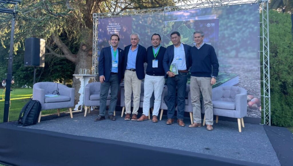 Lanzamiento de libro tecnico marco el Cuarto Dia Nacional del Avellano Europeo