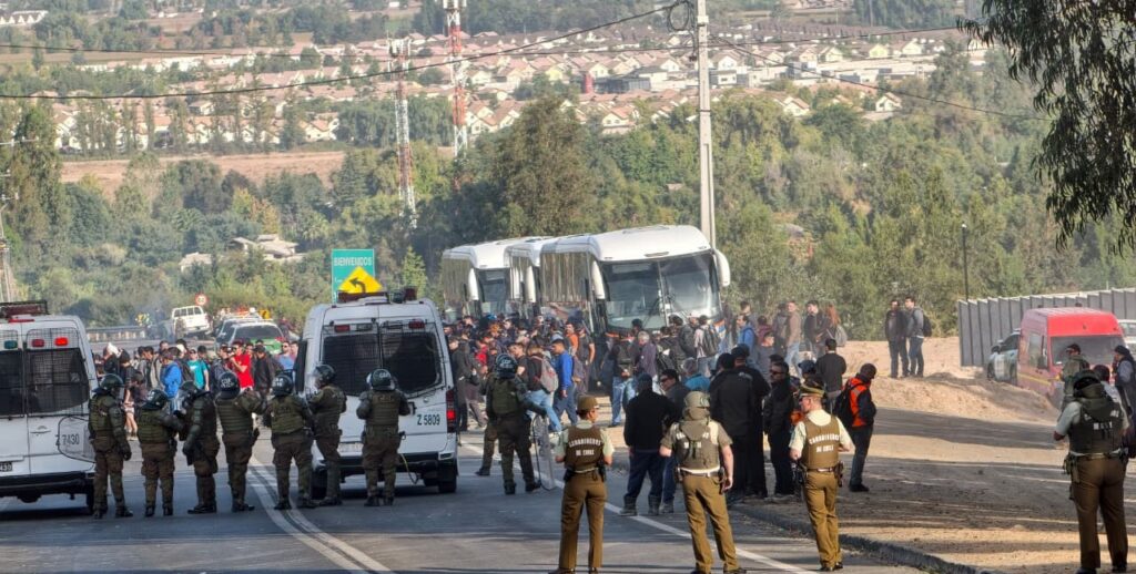 Trabajadores contratitas de El Teniente se movilizan en sector Los Maitenes 2