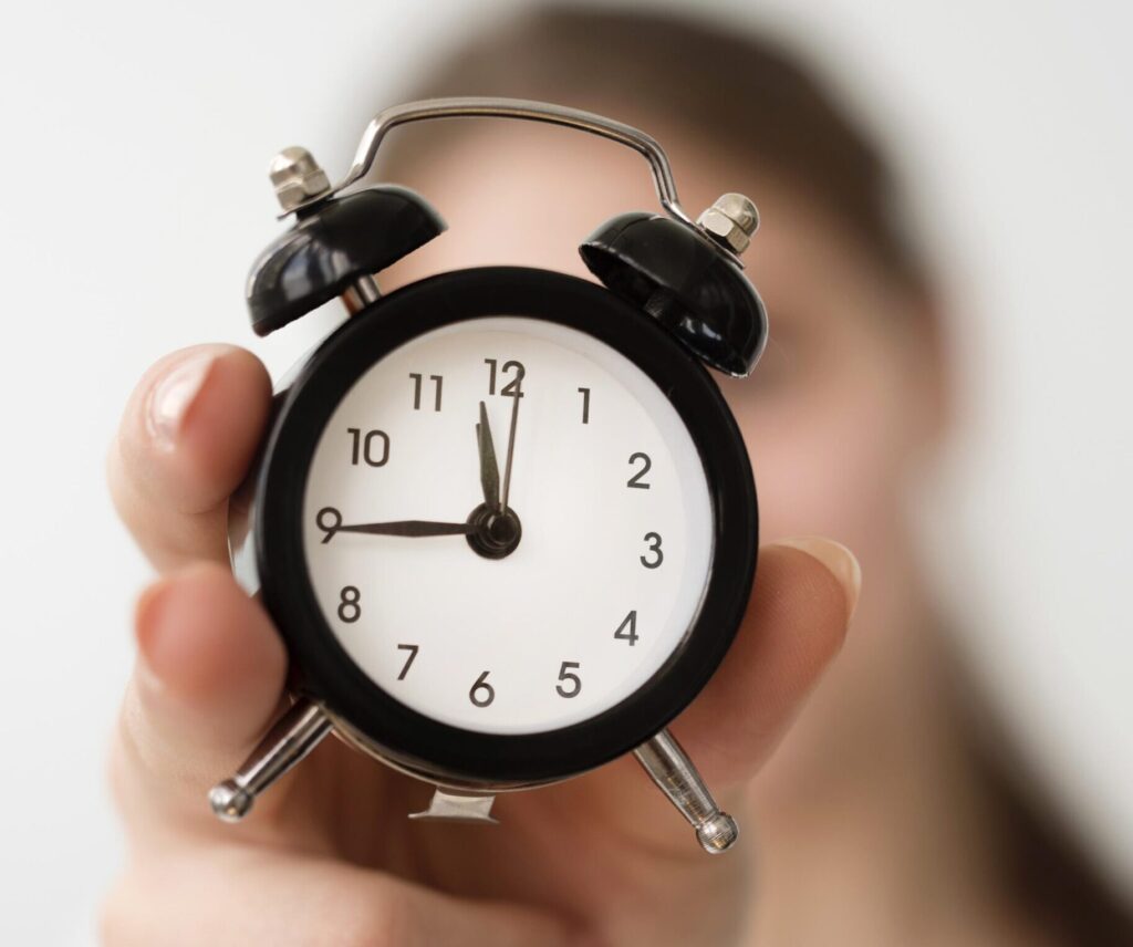 clsoe up mujer independiente con reloj scaled e1774029116518