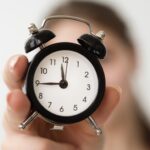 clsoe up mujer independiente con reloj scaled e1774029116518