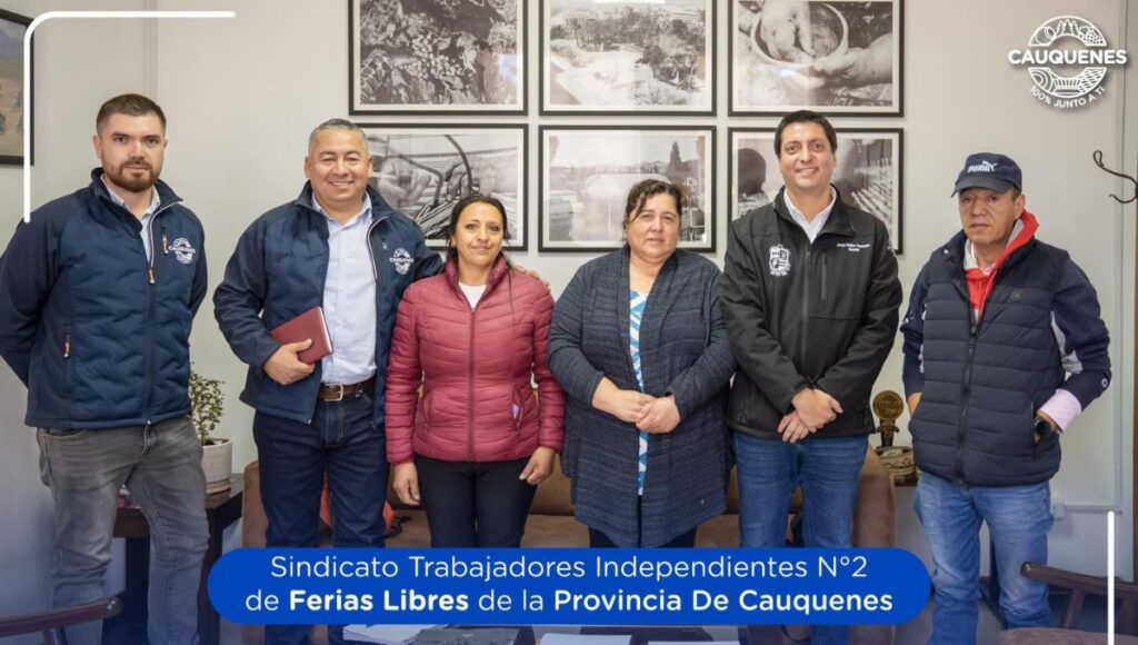 Alcalde de Cauquenes se reune con feriantes para abordar necesidades del sector