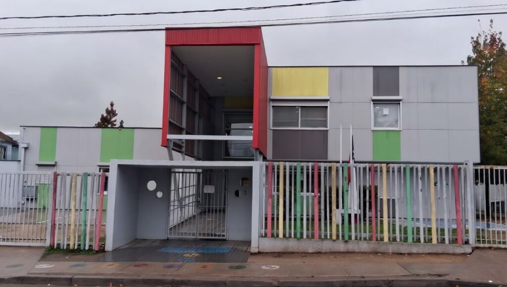 Clausuran patios de jardin infantil en San Fernando por grave problema sanitario con plaga de palomas