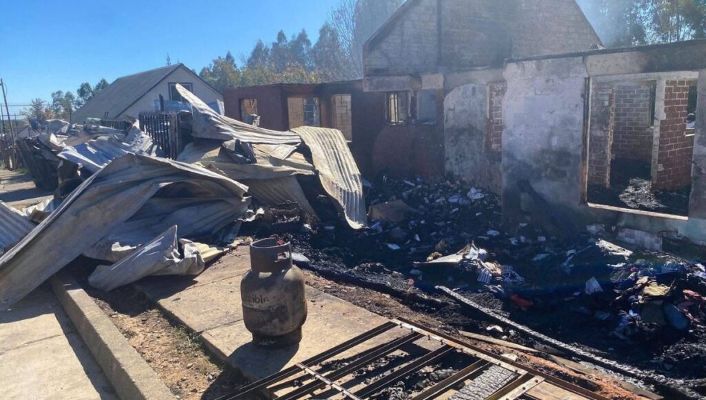 Denuncian intencionalidad en incendio que dejo dos viviendas destruidas en Constitucion