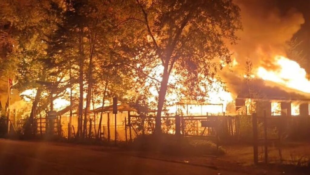 Devastador siniestro consume la hosteria Flor de la Canela en zona cordillerana de Molina
