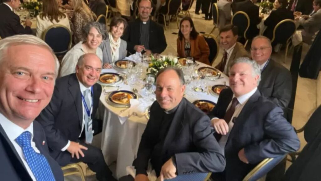 Gobierno evita detallar financiamiento de almuerzo de Kast en La Moneda y remite respuesta a canales institucionales