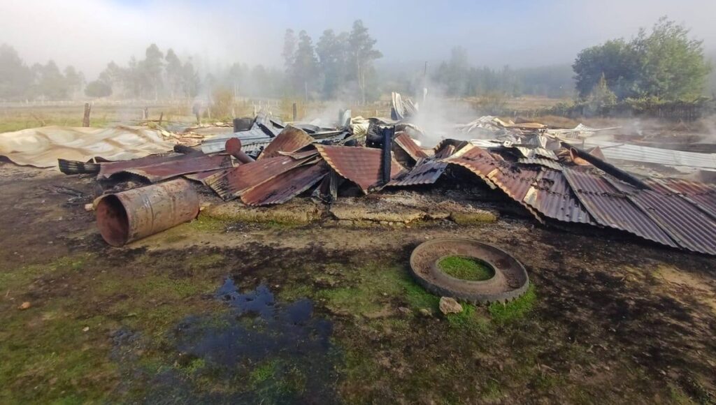 Incendio en Constitucion deja dos adultos mayores fallecidos en sector Papalillo