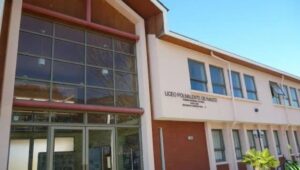 Liceo Bicentenario de Rauco suspende clases este lunes por medidas preventivas tras hechos del viernes