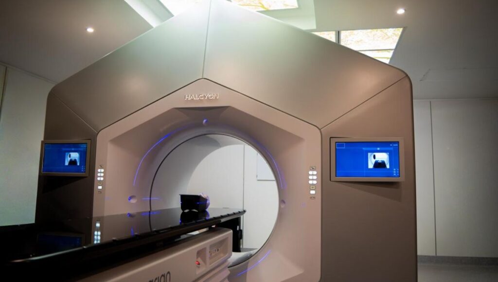 Nuevo acelerador lineal en el Hospital Regional de Talca permitira reducir listas de espera oncologicas