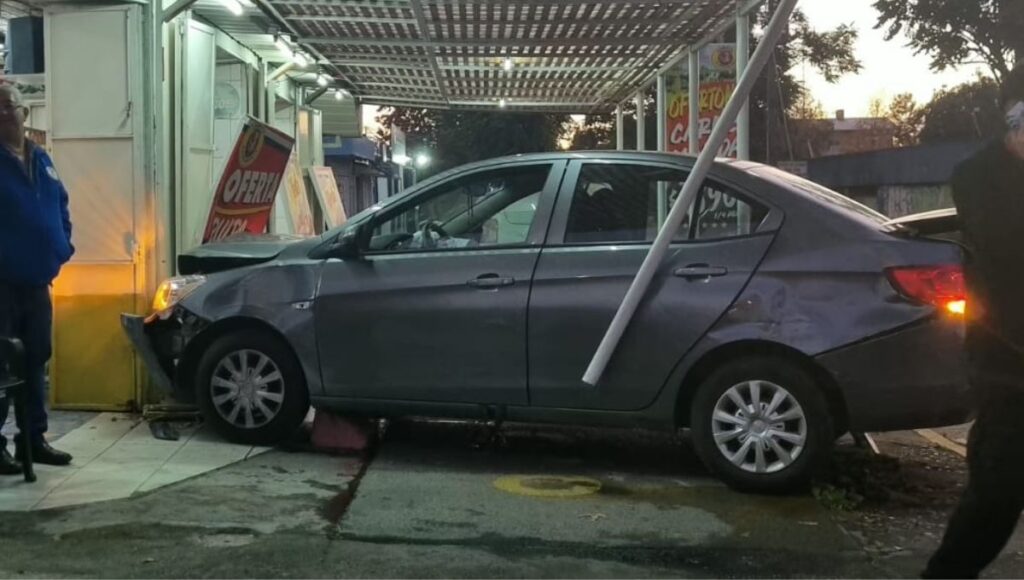 Violento accidente en pleno centro de Curico deja una persona lesionada tras colision en Chacabuco con Buen Pastor