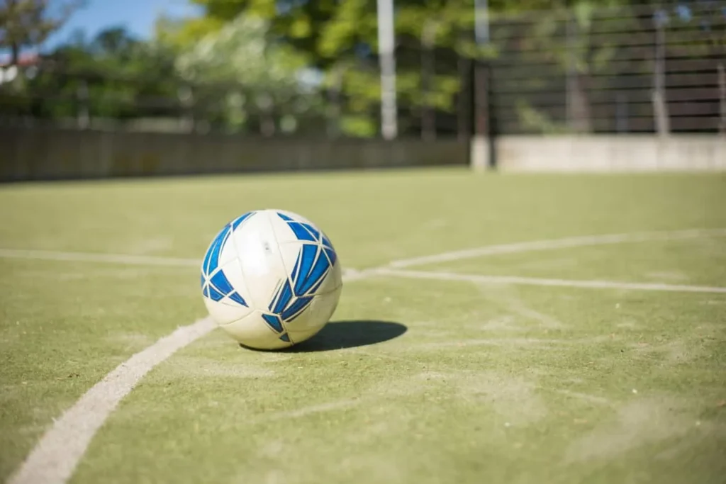 balon cancha cesped