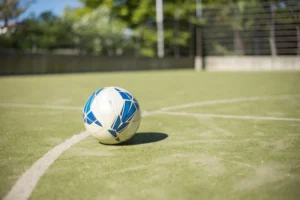 balon cancha cesped