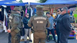 Carabineros refuerza labor preventiva en feria libre de Chimbarongo con entrega de recomendaciones de seguridad