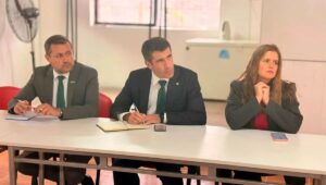 Diputado Benjamin Moreno se reune con vecinos de Camarico por denuncias de malos olores en Rio Claro