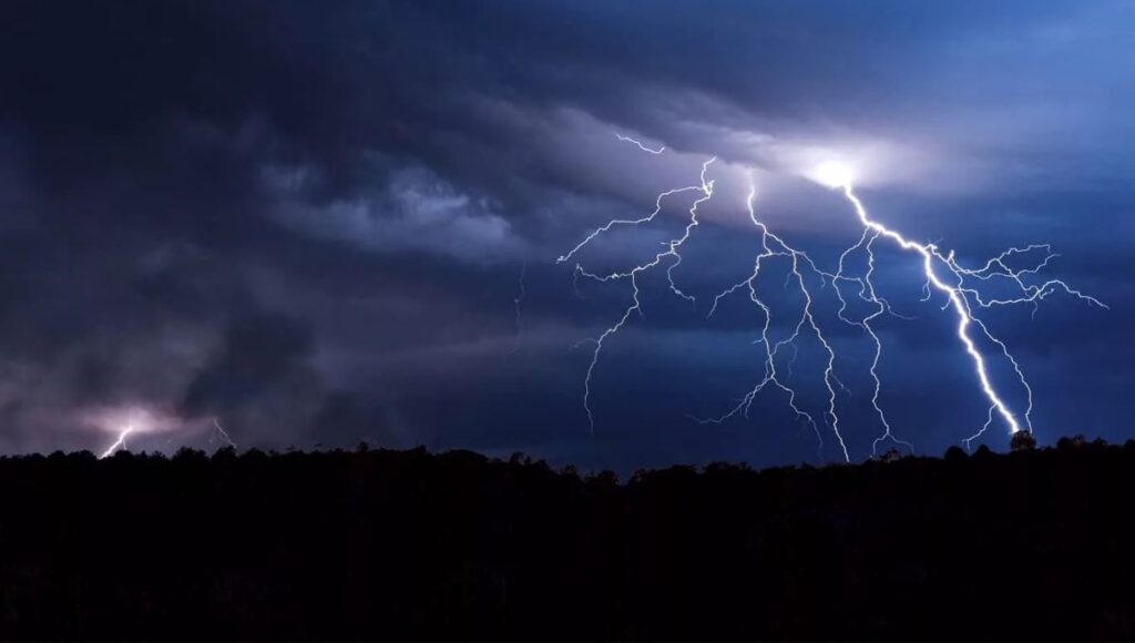 Emiten aviso por tormentas electricas con granizo y vientos de hasta 70 kmh en la zona centro sur