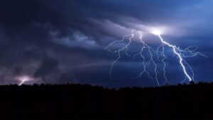 Emiten aviso por tormentas electricas con granizo y vientos de hasta 70 kmh en la zona centro sur