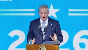 Kast asegura que promesa de expulsar a 300 mil migrantes el primer dia era una metafora