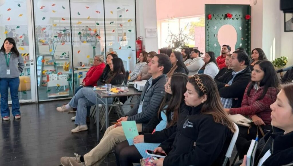 Realizan charla sobre familias de acogida en biblioteca municipal de Licanten