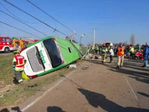 dos fallecidos y mas de 20 lesionados deja volcamiento de bus turbus en la ruta 5 sur en teno 1536x1152 1