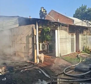 incendio destruyo dos viviendas y dejo un lesionado en curico 1