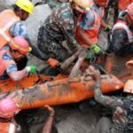 Rescatan con vida a dos trabajadores tras pasar nueve días enterrados por riada en Nepal
