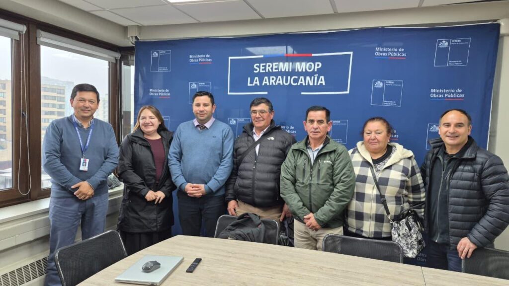 Diputada Flor Contreras y autoridades del MOP en La Araucania 2