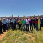 Agricultores de Licantén conocieron nuevas experiencias productivas en gira técnica a INIA Raihuén