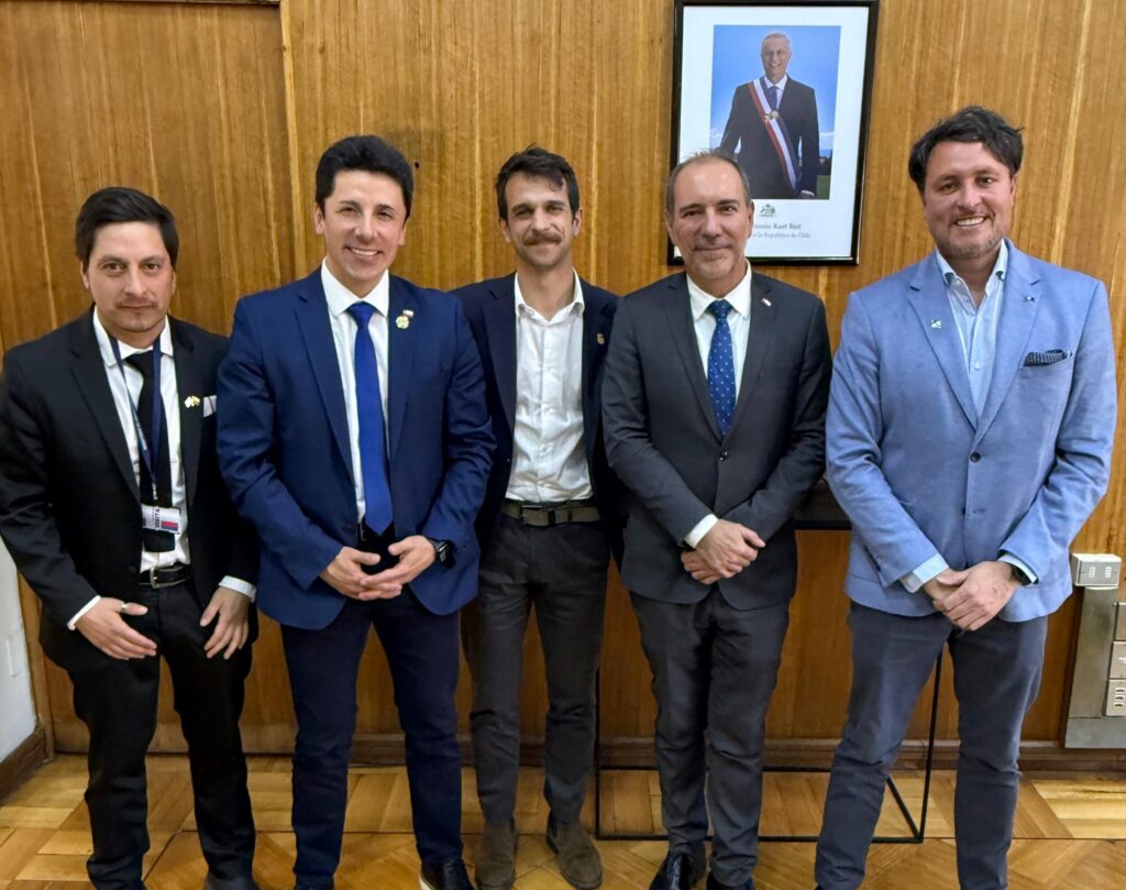 Mauro Gonzalez junto al alcalde de Puerto Montt Rodrigo Wainraihgt y el biministro de Obras Publicas y Transportes Louis de Grange scaled 1