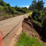 Restringen tránsito de vehículos de carga por socavón en ruta de Pelluhue