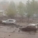 Aluvión afecta a San Carlos de Apoquindo y arrastra vehículos en Las Condes